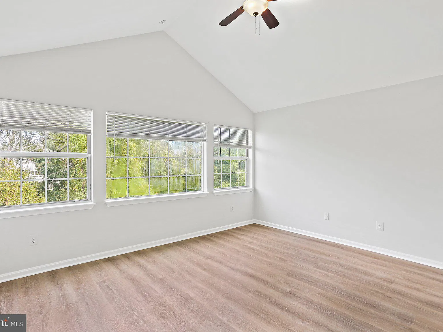 3 bed, 2.0 bath, 1203 sqft, $2,300 — Photo 2