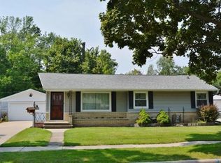 606 Karlyn St, Combined Locks, WI 54113