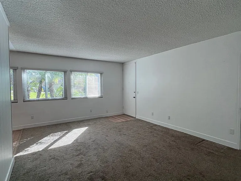 Pacific Breeze Apartments — Photo 4