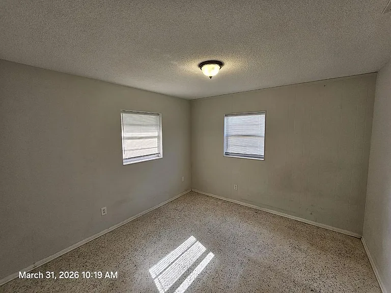 2760 Seneca Ave — Photo 9