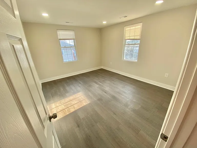 1225 Linden Ave — Photo 6