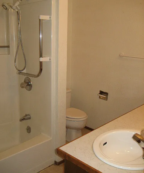 1113 NE Grandview Dr — Photo 9