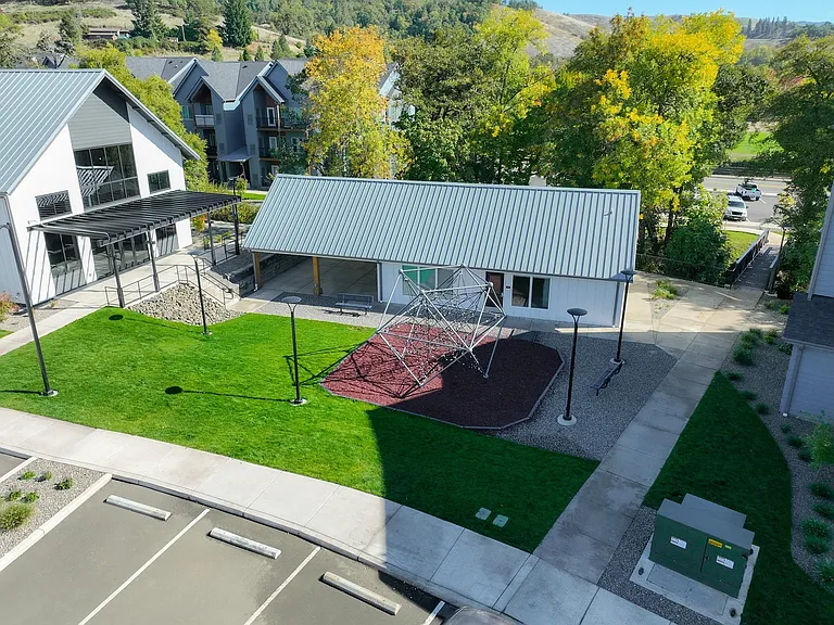 Sunshine Park Apartments — Photo 32