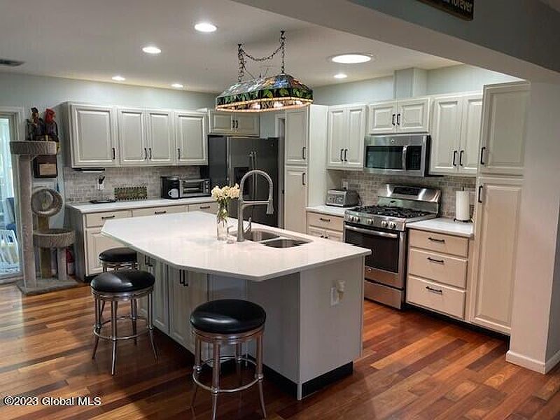 4th image of 20 Meadowview Drive