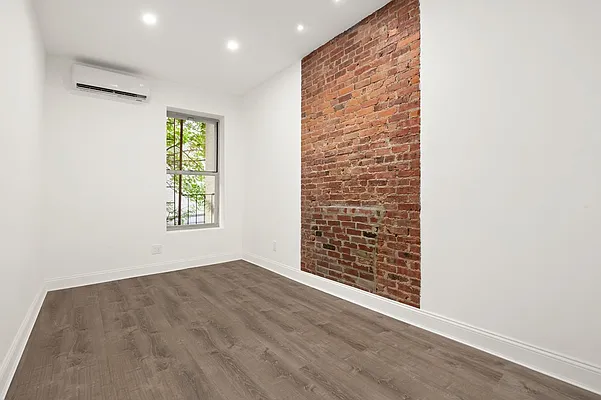 Bedroom, photo 1