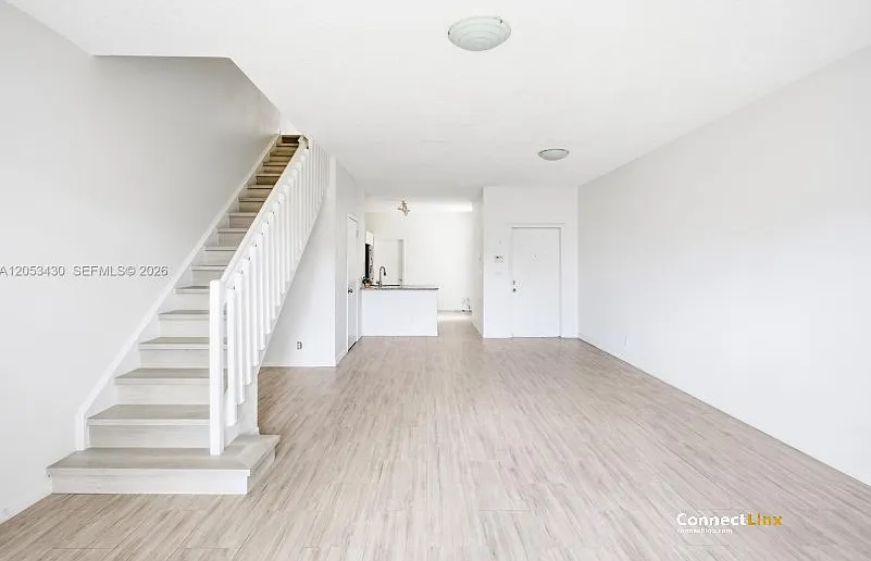 3 bed, 2.0 bath, 1469 sqft, $3,350 — Photo 2