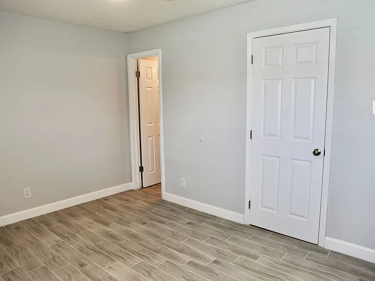 Lions Court Apartments — Photo 59