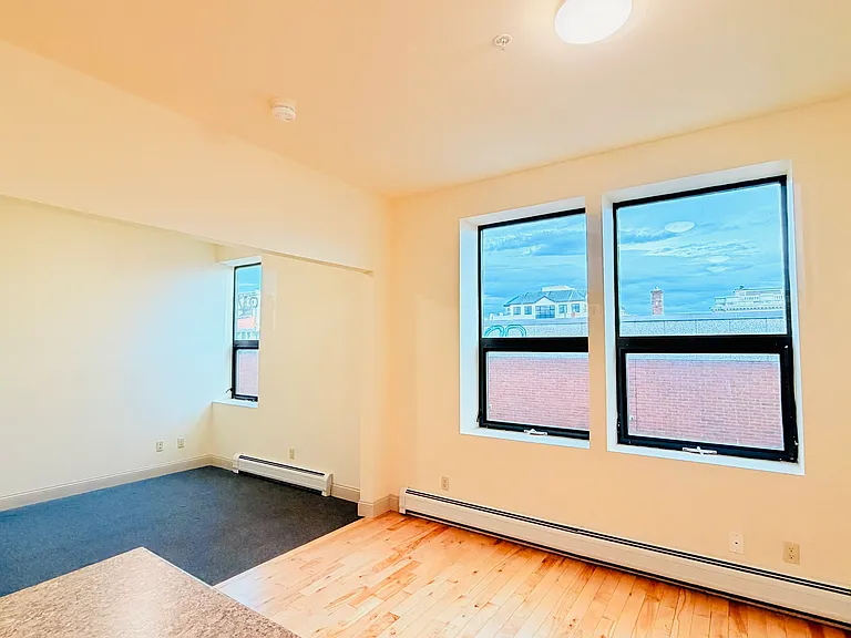 191 College St #212 — Photo 33