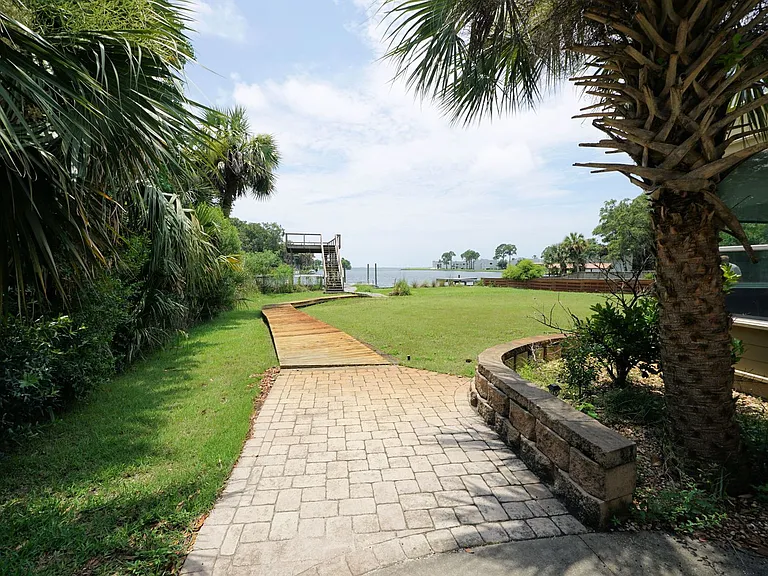 27 Old Ferry Rd — Photo 2