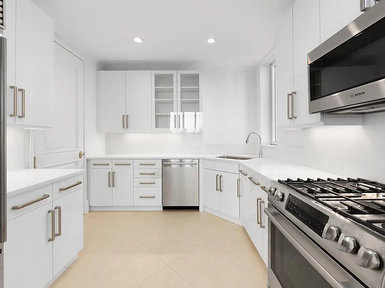 351 E 51st St #Penthouse 4A — Photo 6