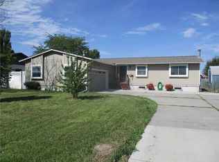 916 N Crow Ave, Hardin, MT 59034