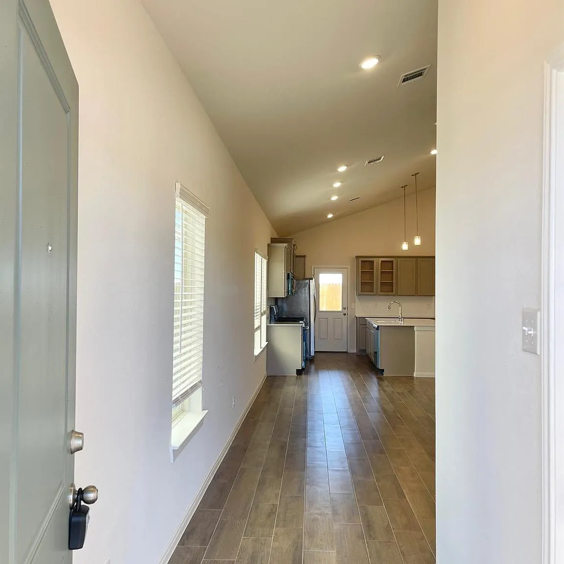 3 bed, 1610 sqft, $2,300 — Photo 4