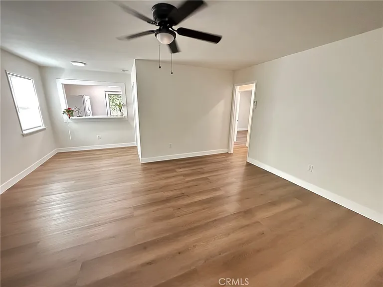 549 N Niagara St — Photo 6