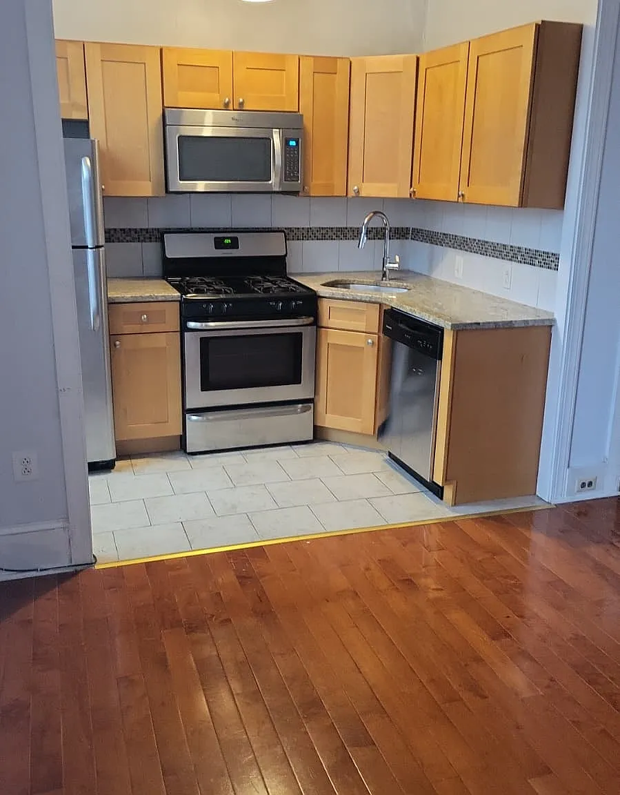 1945 Poplar St — Photo 3