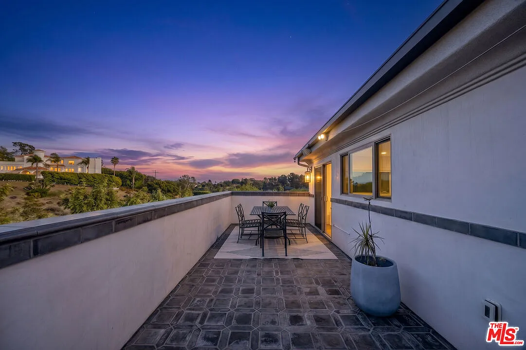 4 bed, 3.5 bath, 4437 sqft, $14,300 — Photo 2