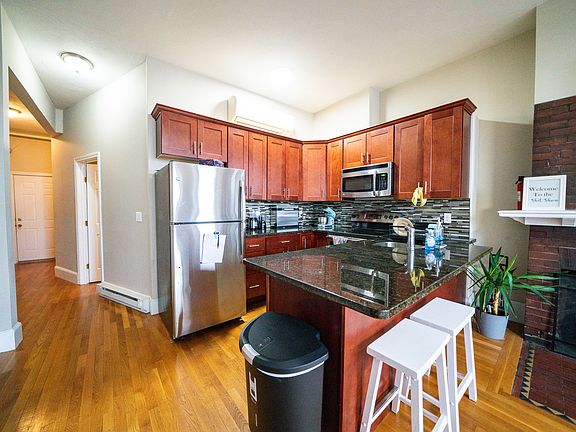 4th image of 37 Bay State Rd APT 4