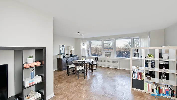 Sold by Moda Realty | media 10