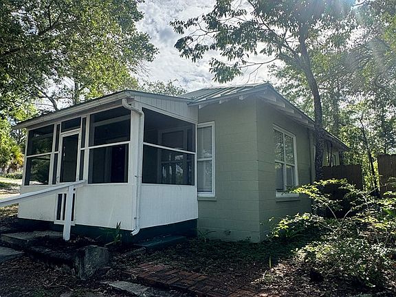 3rd image of 102/104 1st St SE