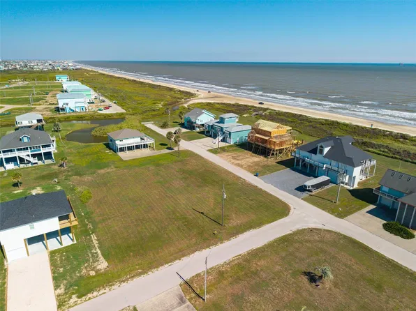 804 Rancho Carribe Dr, Crystal Beach, TX 77650