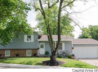780 N 5th St, Riverton, IL 62561