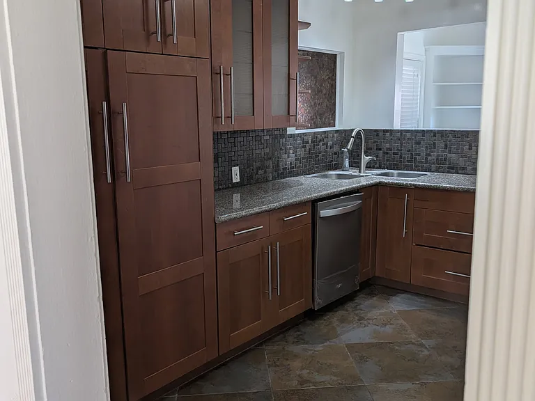 2401 Lomita Verde Dr — Photo 7