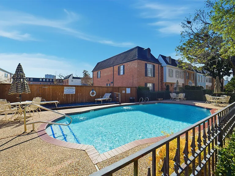 461 N Post Oak Ln #461 — Photo 3