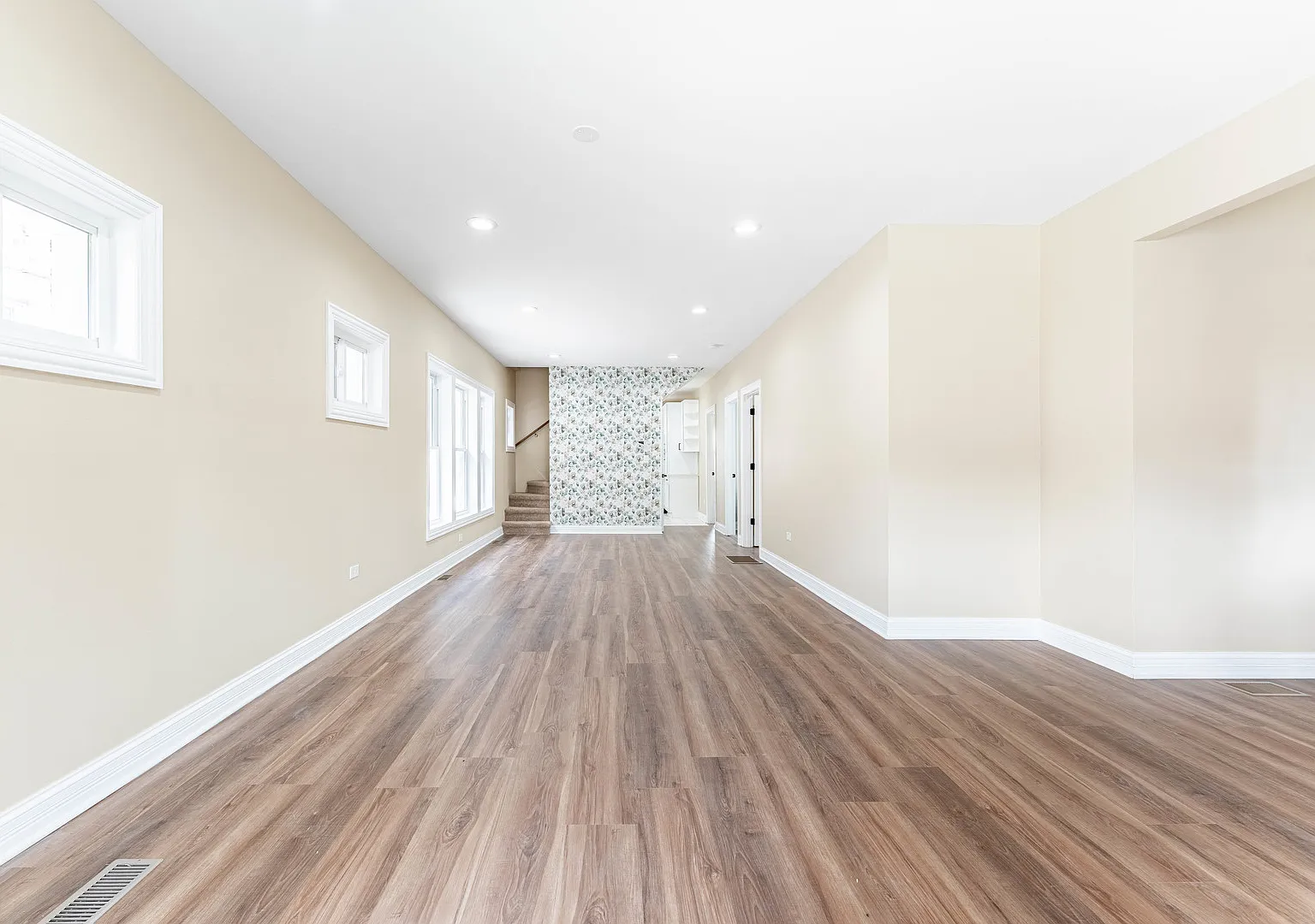 5 bed, 2800 sqft, $3,650 — Photo 3