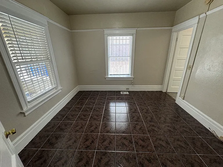 1124 W 37th Pl #1124 — Photo 32