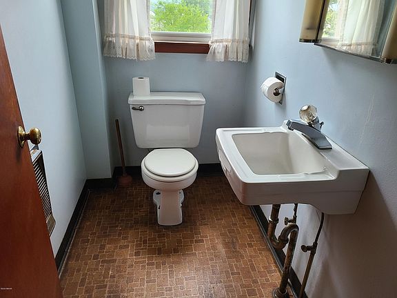 4th image of 321 Tallman Ave