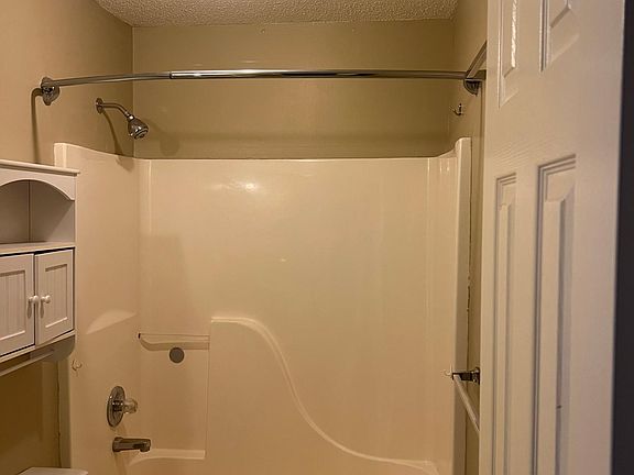 Full 2nd bathroom for guest and children