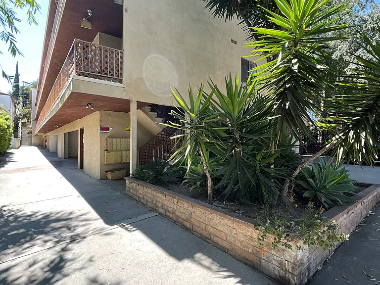 2215 N Beachwood Dr #205 — Photo 16