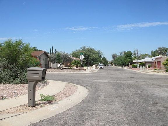 2nd image of 2806 N La Cienega Dr