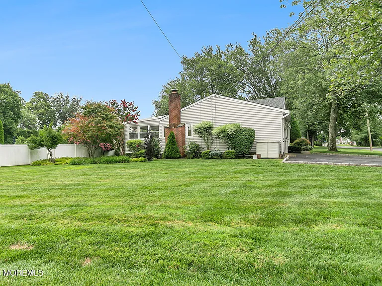 453 Milton Ave — Photo 37