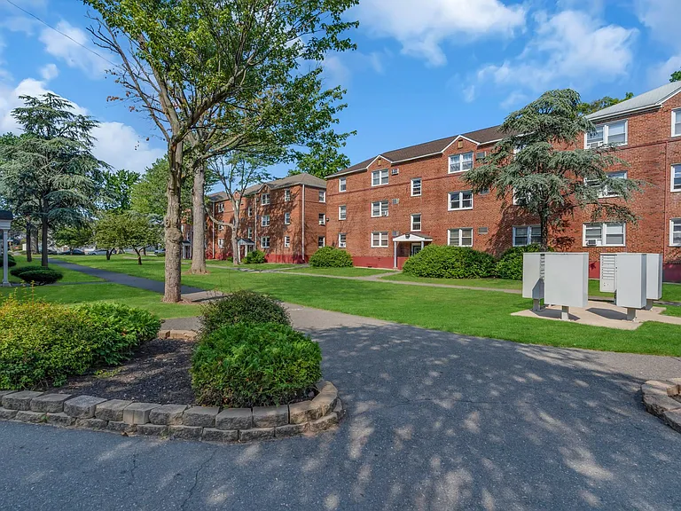 Chilton Hall Apartments — Photo 16