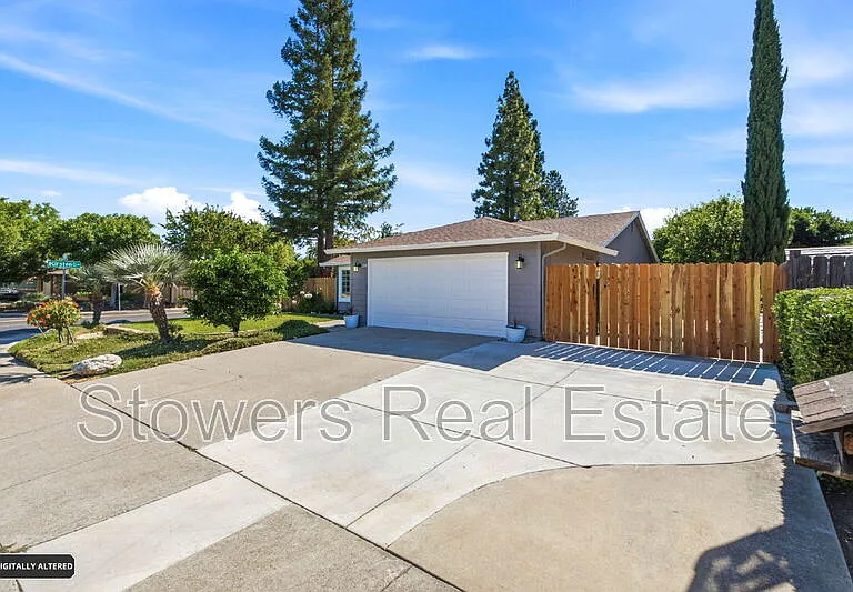 318 Joyce St — Photo 2