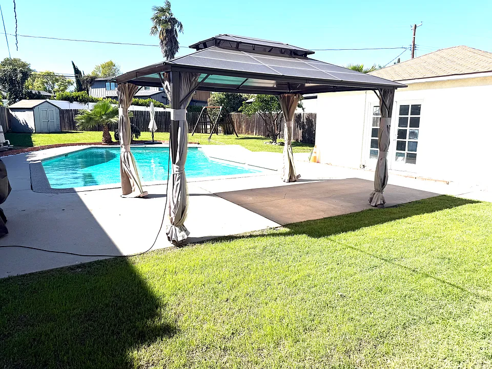4943 Petit Ave