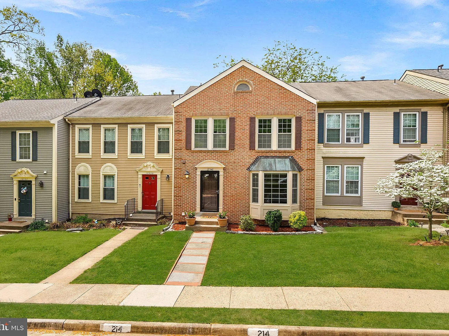 3 bed, 2.5 bath, 2112 sqft, $3,200 — Photo 2