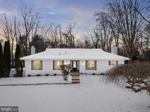 828 Golden Arrow St, Great Falls, VA 22066