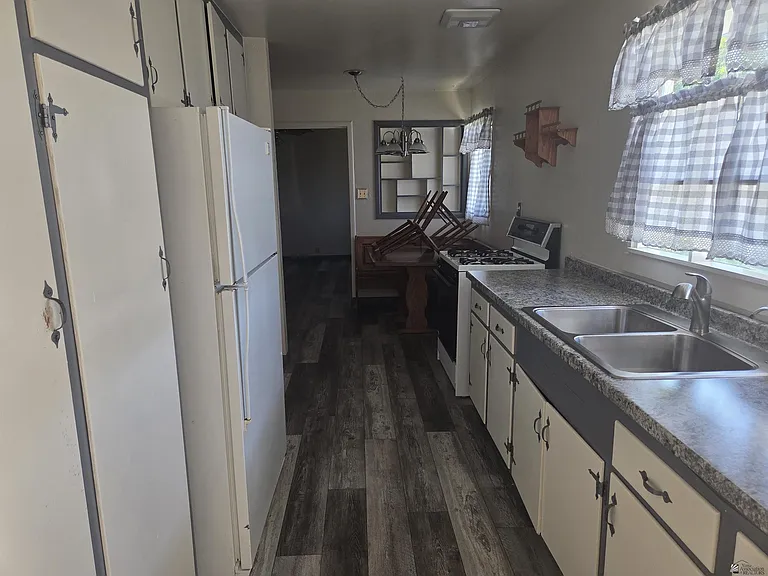1901 W 16th Pl — Photo 5