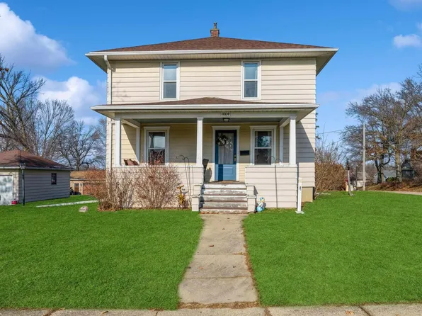 1004 8th St, De Witt, IA 52742