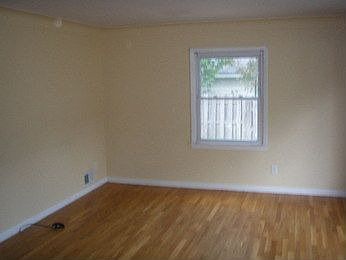 5th image of 912 Northwood St NE
