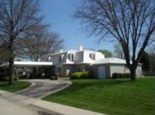 2717 Cottonwood Rd, Grand Island, NE 68801