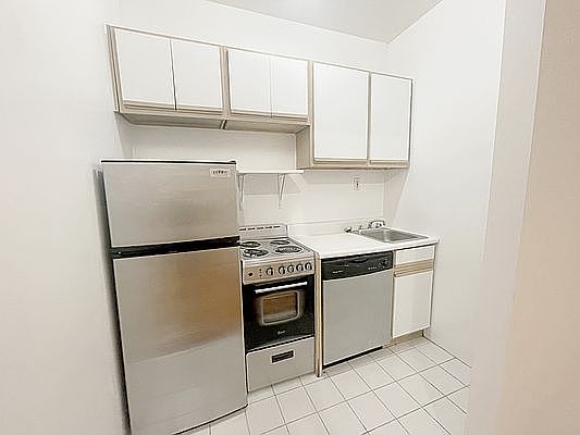4th image of 210 W 94th St APT 3H