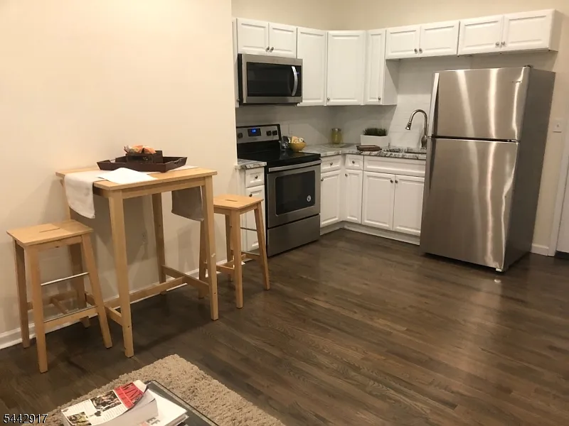 1 bed, 1.0 bath, $1,800 — Photo 4