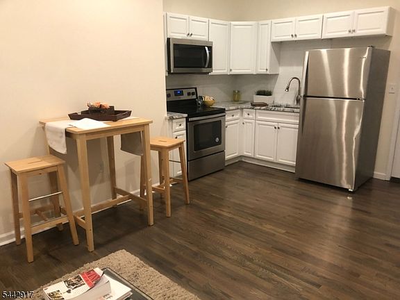 4th image of 574 Bloomfield Ave #2