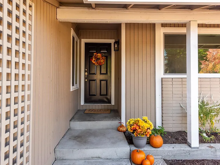 4127 Siskiyou Ave — Photo 2