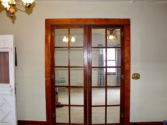 4th image of 101 E Luverne St