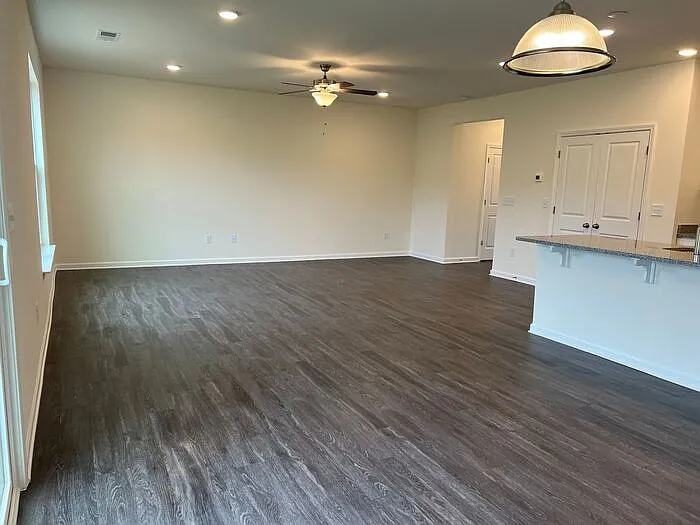 3 bed, 2.5 bath, 1913 sqft, $1,975 — Photo 4