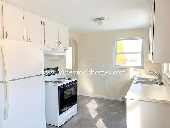 5th image of 1884 Russet Ave