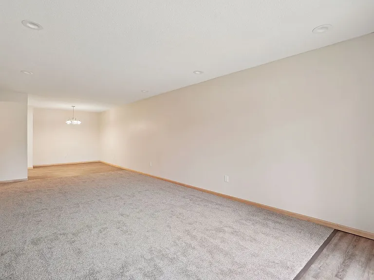 Larpenteur Estates Apartments — Photo 27